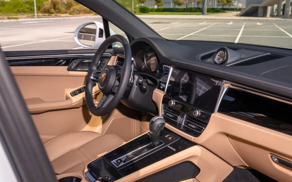  White Porsche Macan Photo 5